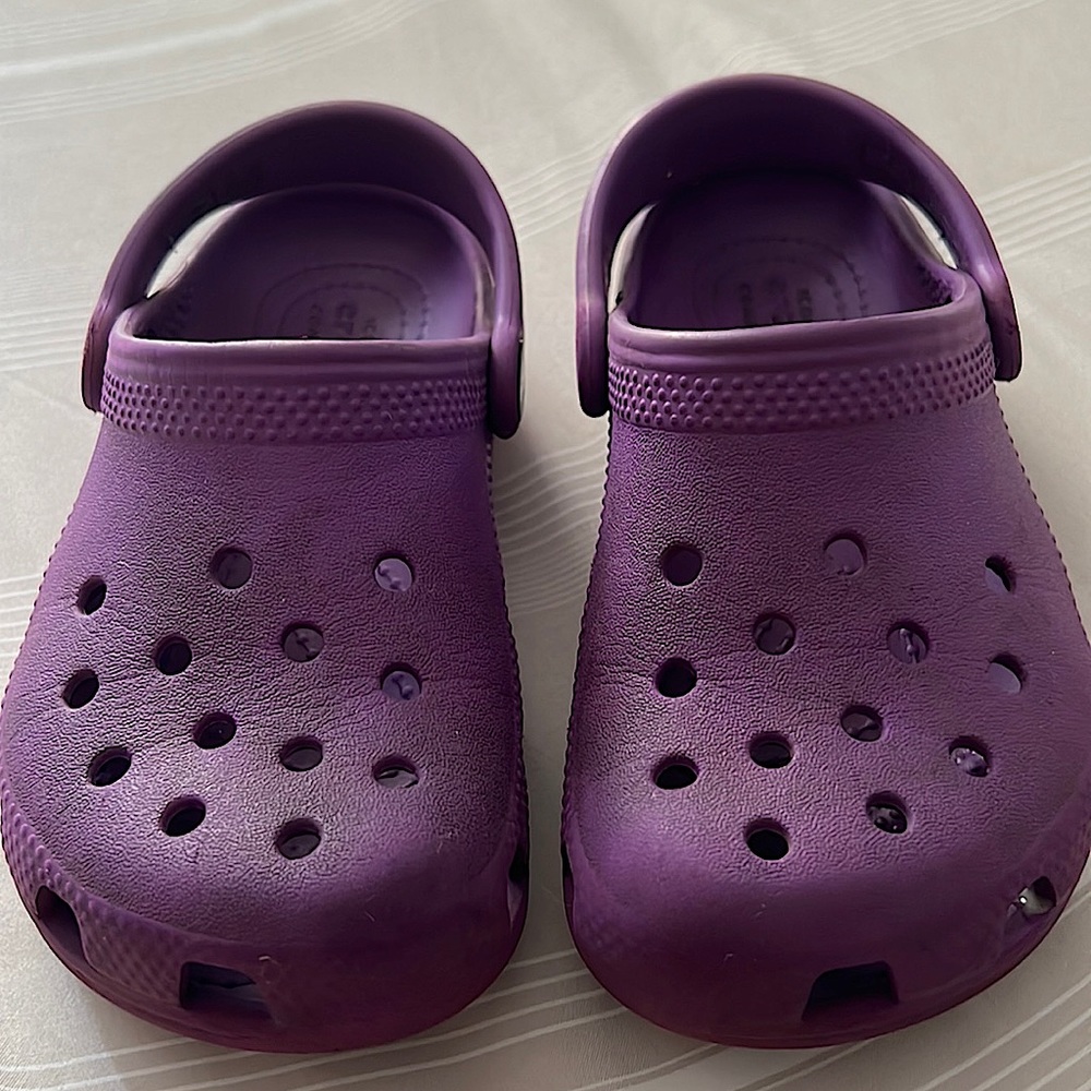 Crocs “Classic Clog” Neon Purple